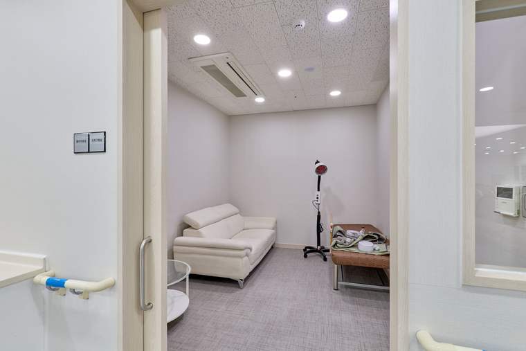 치료 베드와 적외선 치료기가 있는 물리치료실